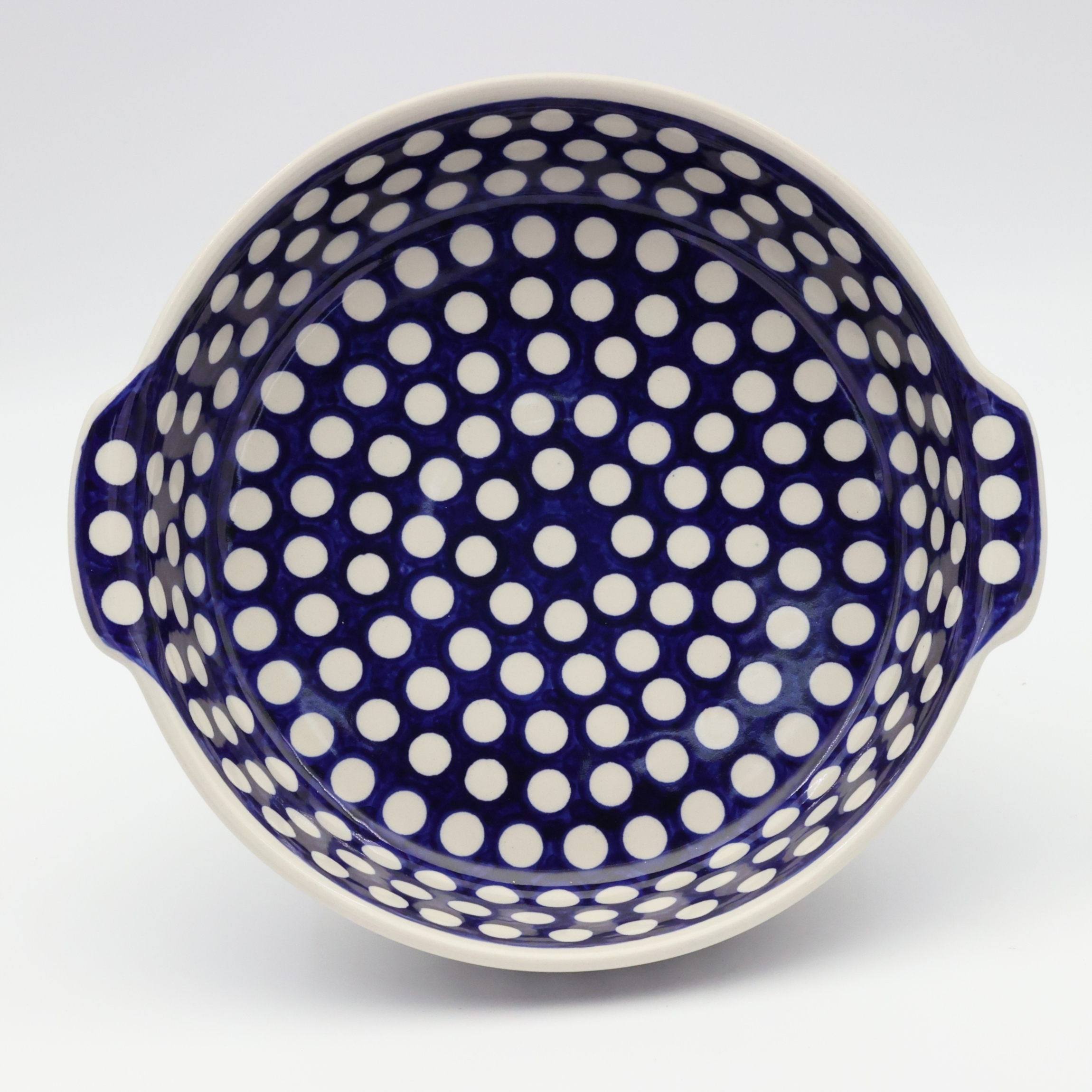 Okrągły półmisek ceramiczny z uszami z ceramiki bolesławieckiej – ręcznie zdobiony tradycyjnym wzorem. Idealny do serwowania mięs, sałatek i przekąsek. Stylowa i trwała polska ceramika.