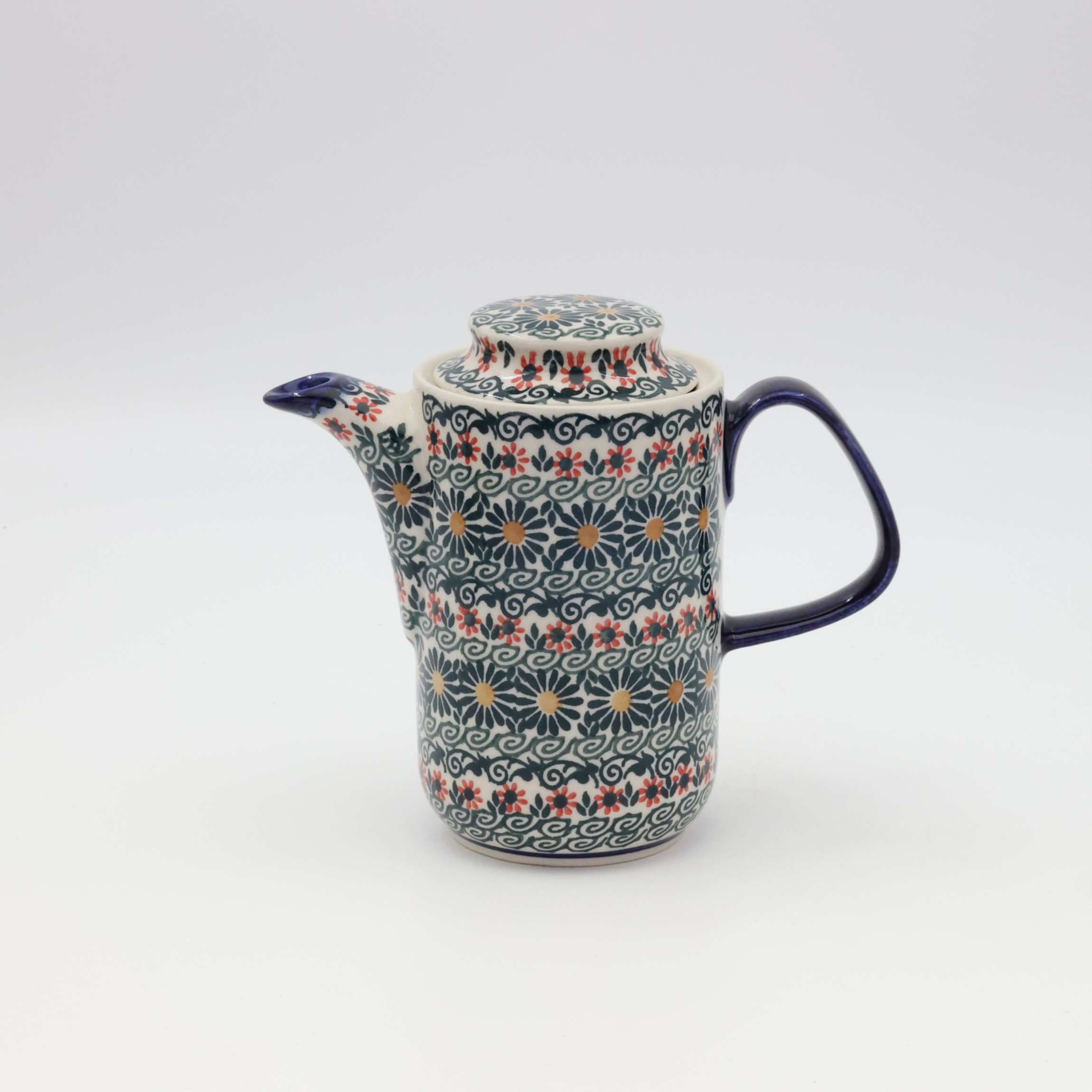 Ceramiczny czajnik bolesławiecki o pojemności 0,55 l wykonany z wysokiej jakości kamionki. Ręcznie zdobiony tradycyjną metodą stempelkową, idealny do serwowania herbaty i kawy.