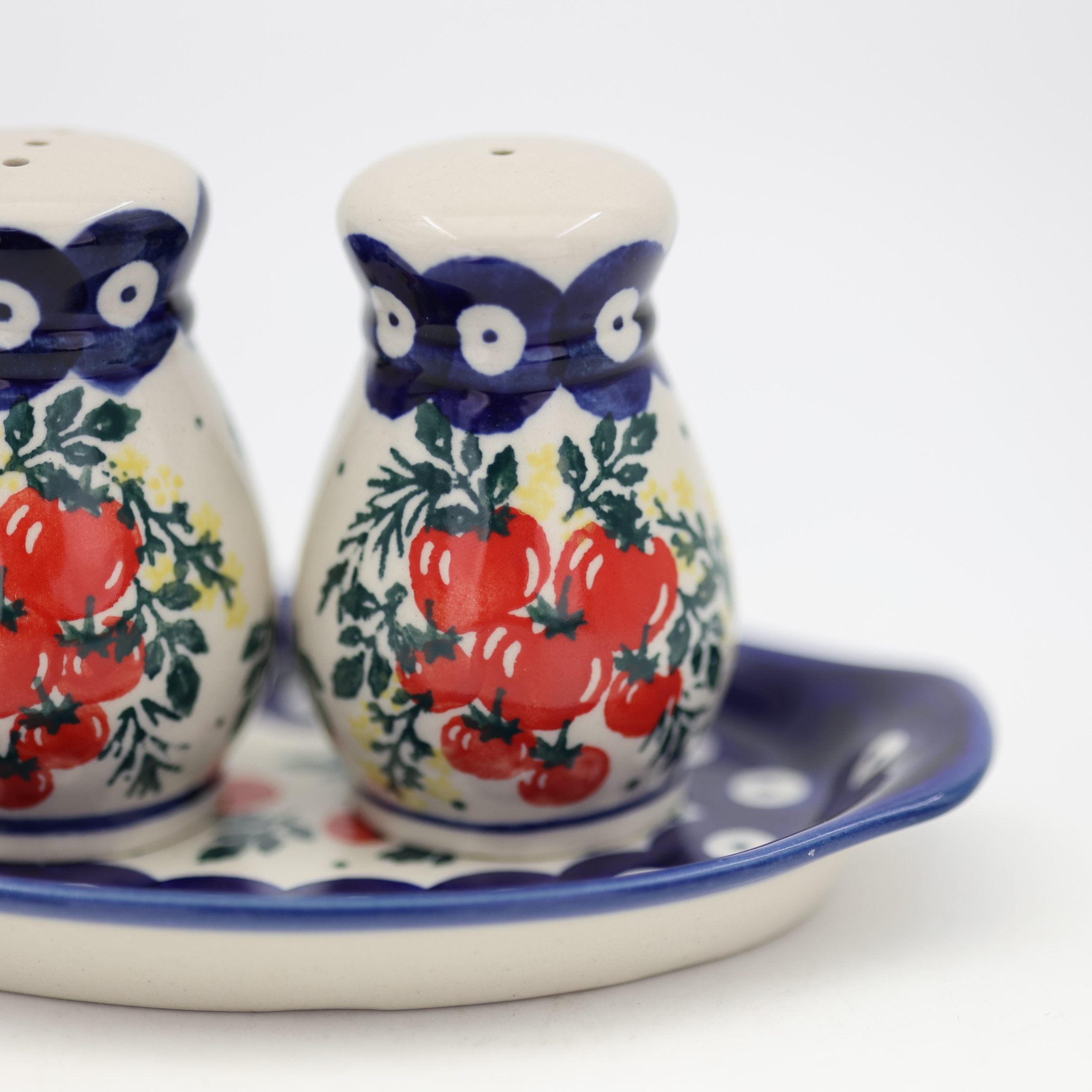 Ceramiczna solniczka i pieprzniczka z tacką z Bolesławca z ręcznie malowanym zdobieniem.