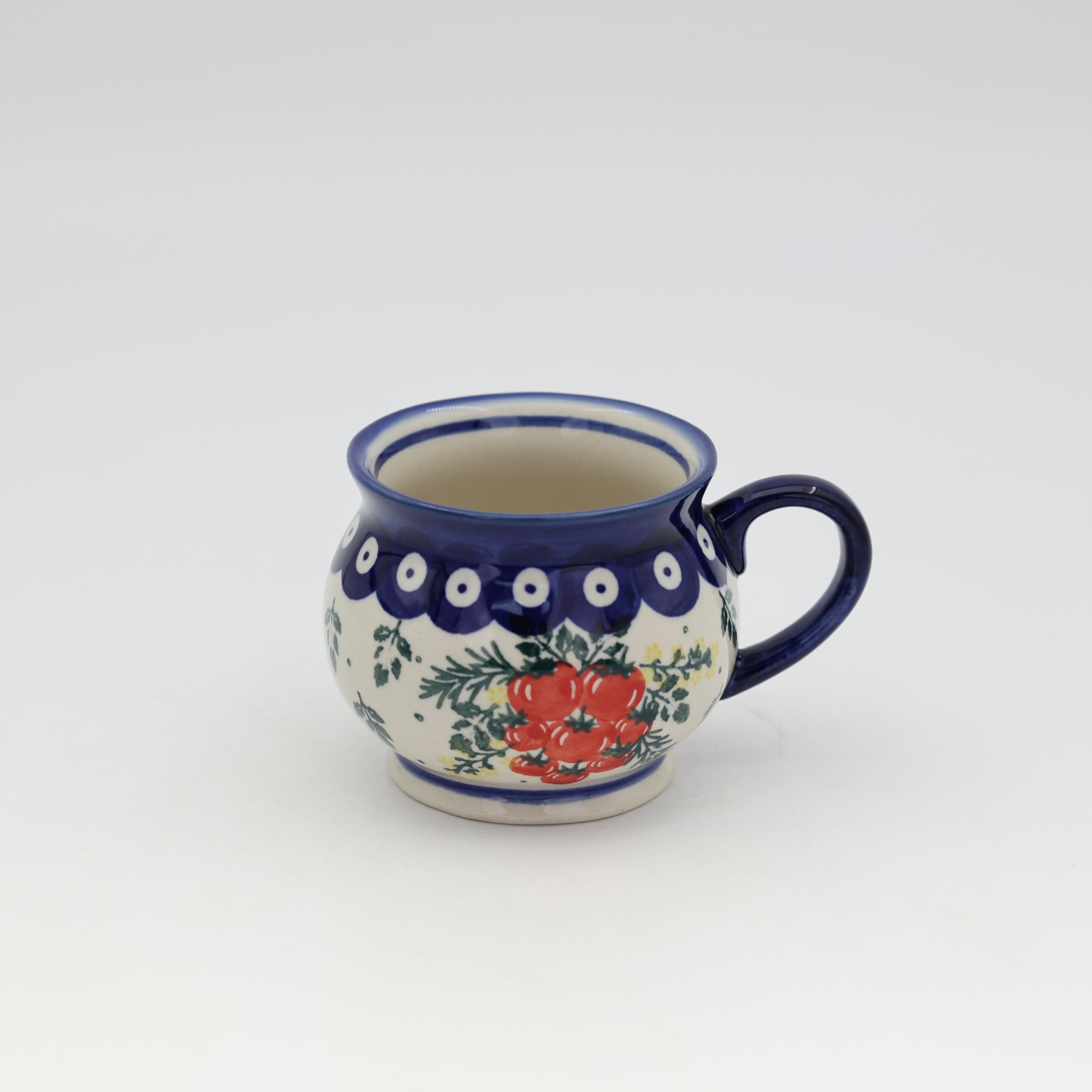 Mały kubek ceramiczny czeski typu beczka z Bolesławca z ręcznie malowanym zdobieniem.