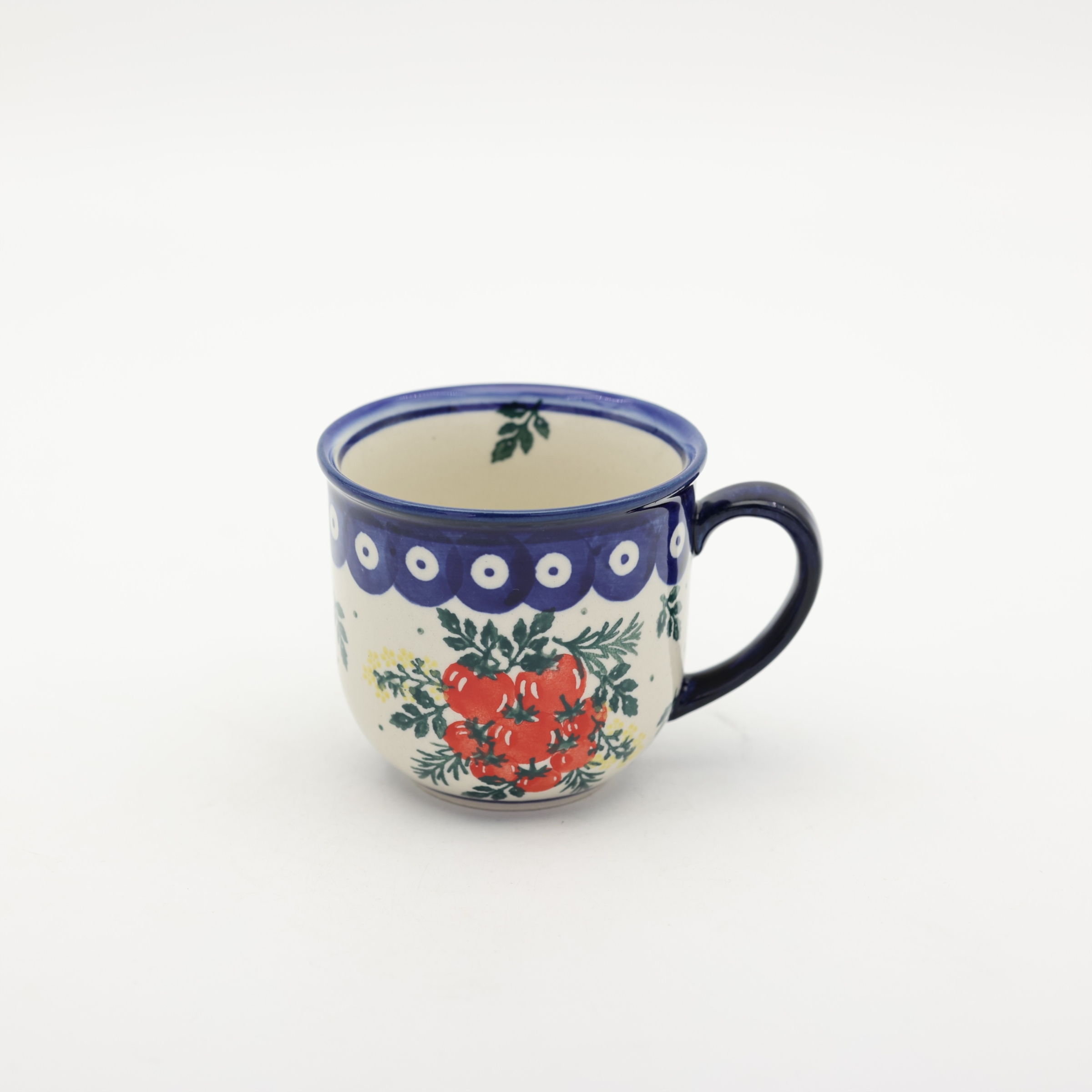 Ceramiczna filiżanka z Bolesławca z ręcznie malowanym zdobieniem.