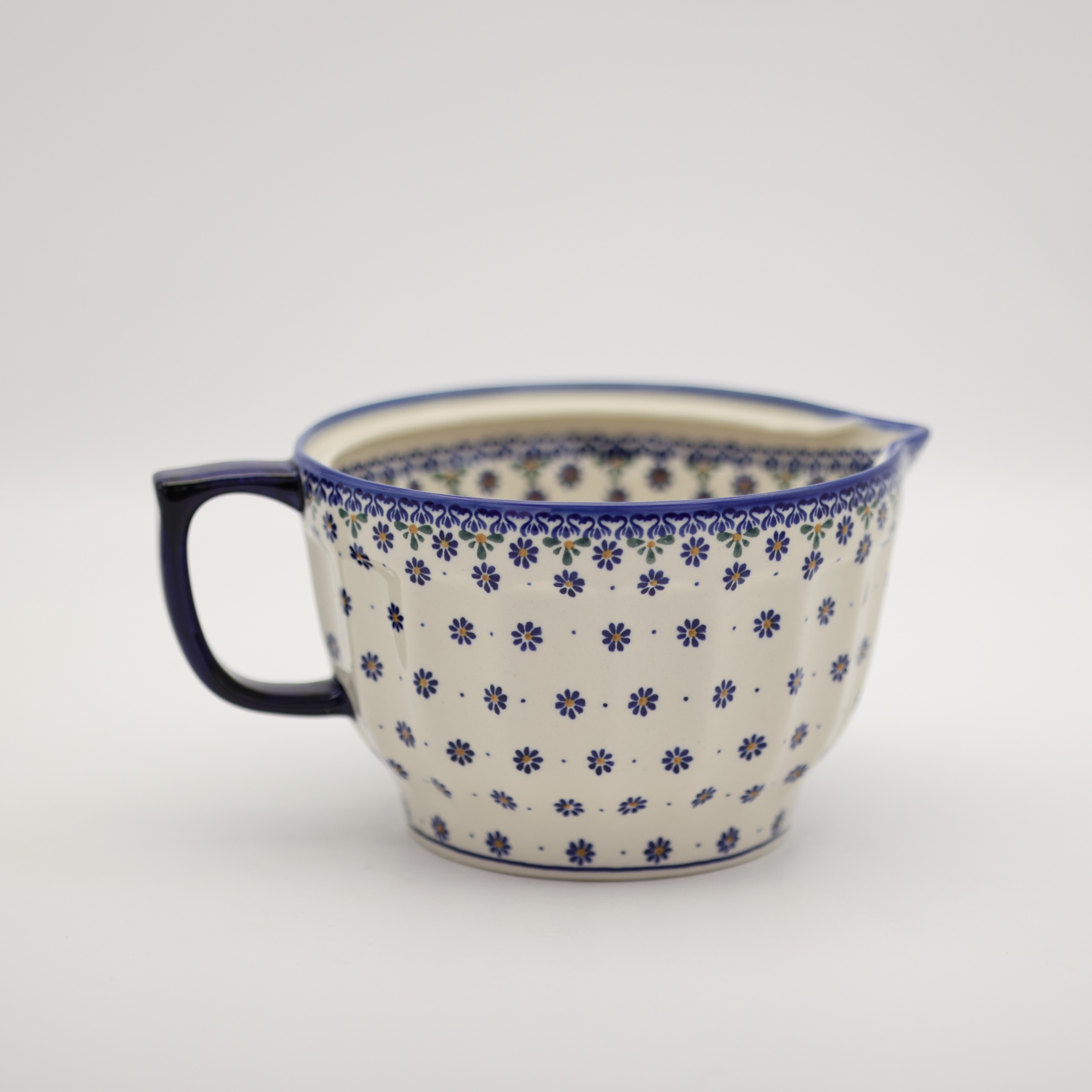 Niezastąpiona w każdej kuchni ceramiczna miska do mieszania ciasta Bolesławiec to idealne połączenie tradycyjnego designu z wyjątkową funkcjonalnością.
