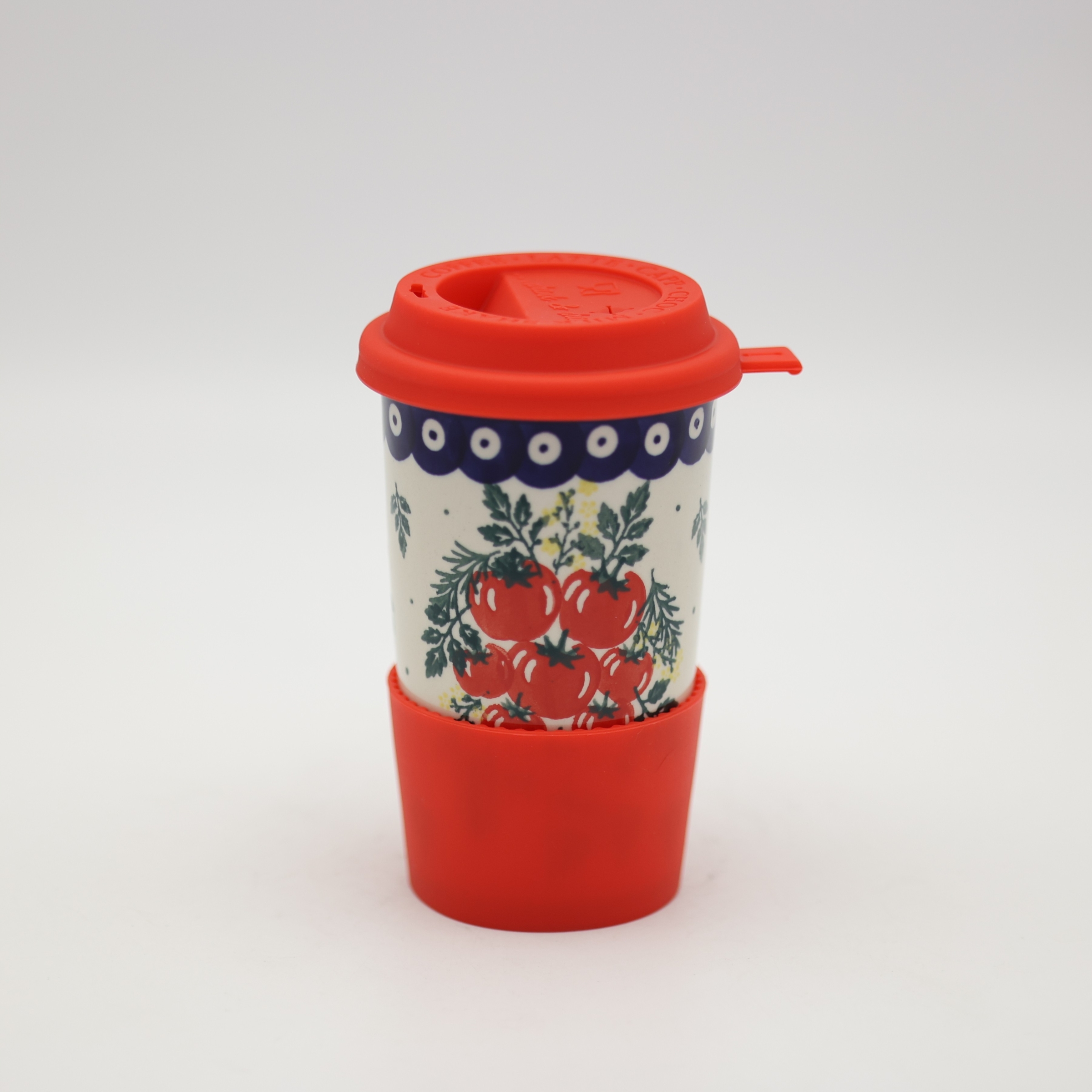 Ceramiczny kubek na kawę do samochodu Bolesławiec w uchwycie na kubek na desce rozdzielczej.