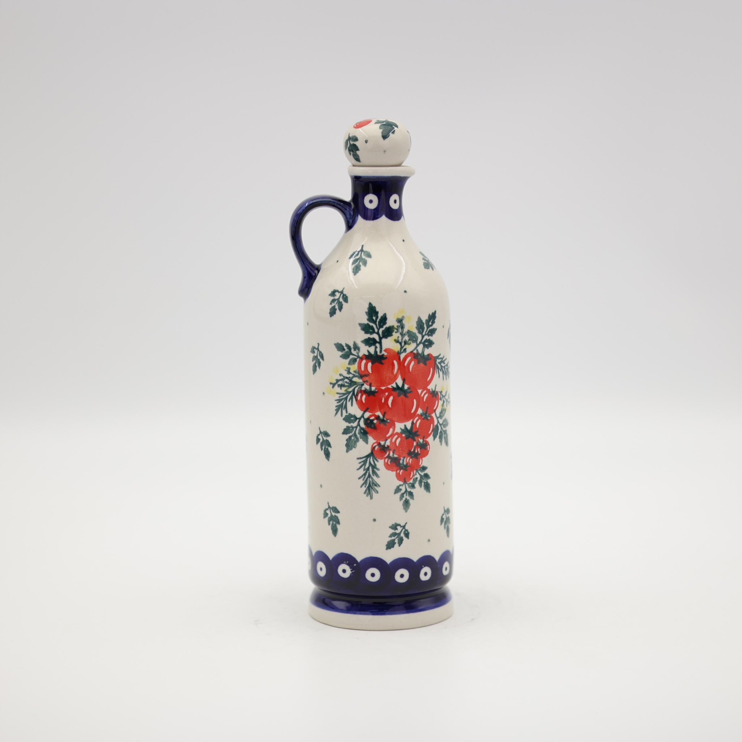 Niezwykle urokliwa ceramiczna butelka w kształcie kuli z praktycznym uchem to połączenie tradycyjnego designu z codzienną funkcjonalnością.
