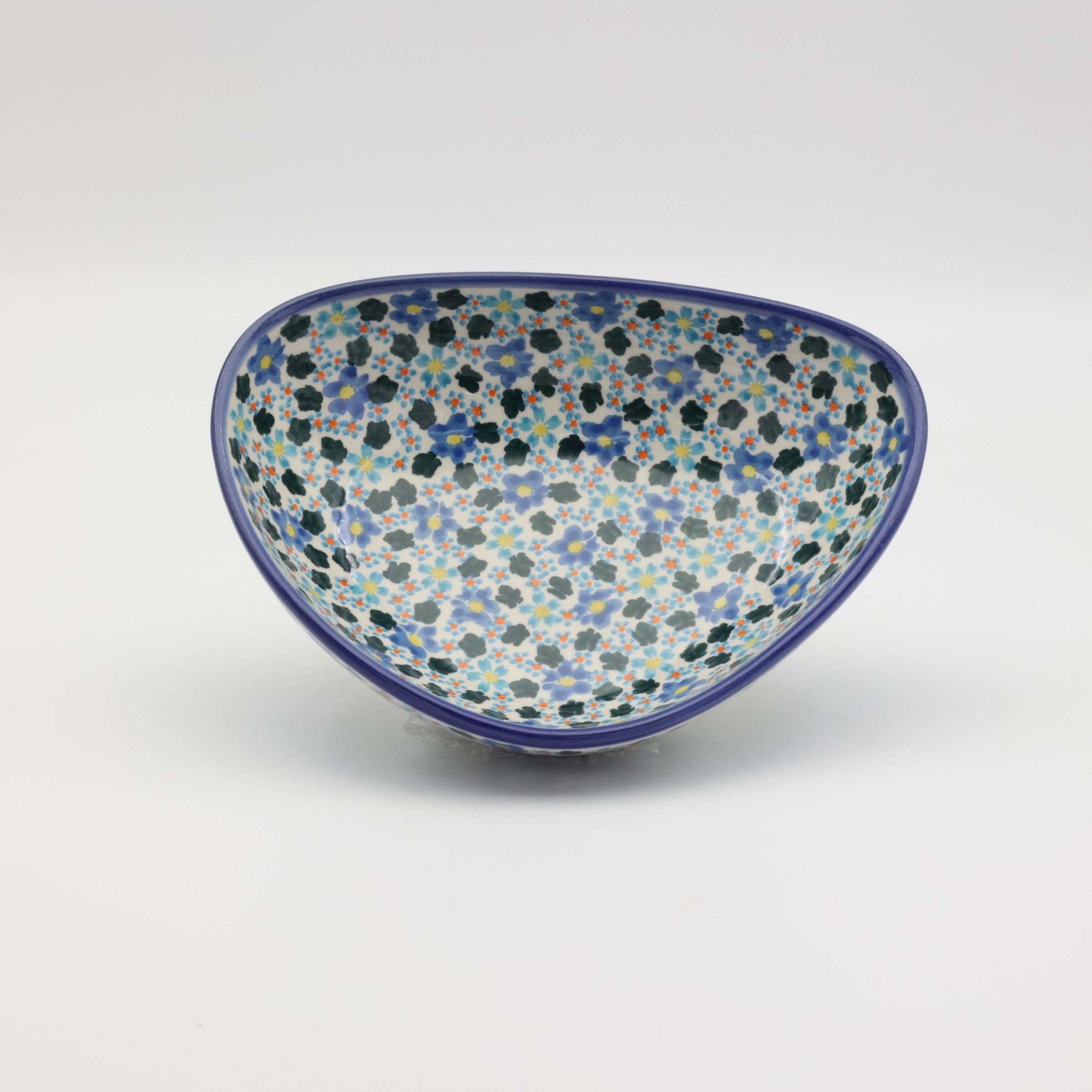 Ręcznie malowana miska ceramiczna z Bolesławca.