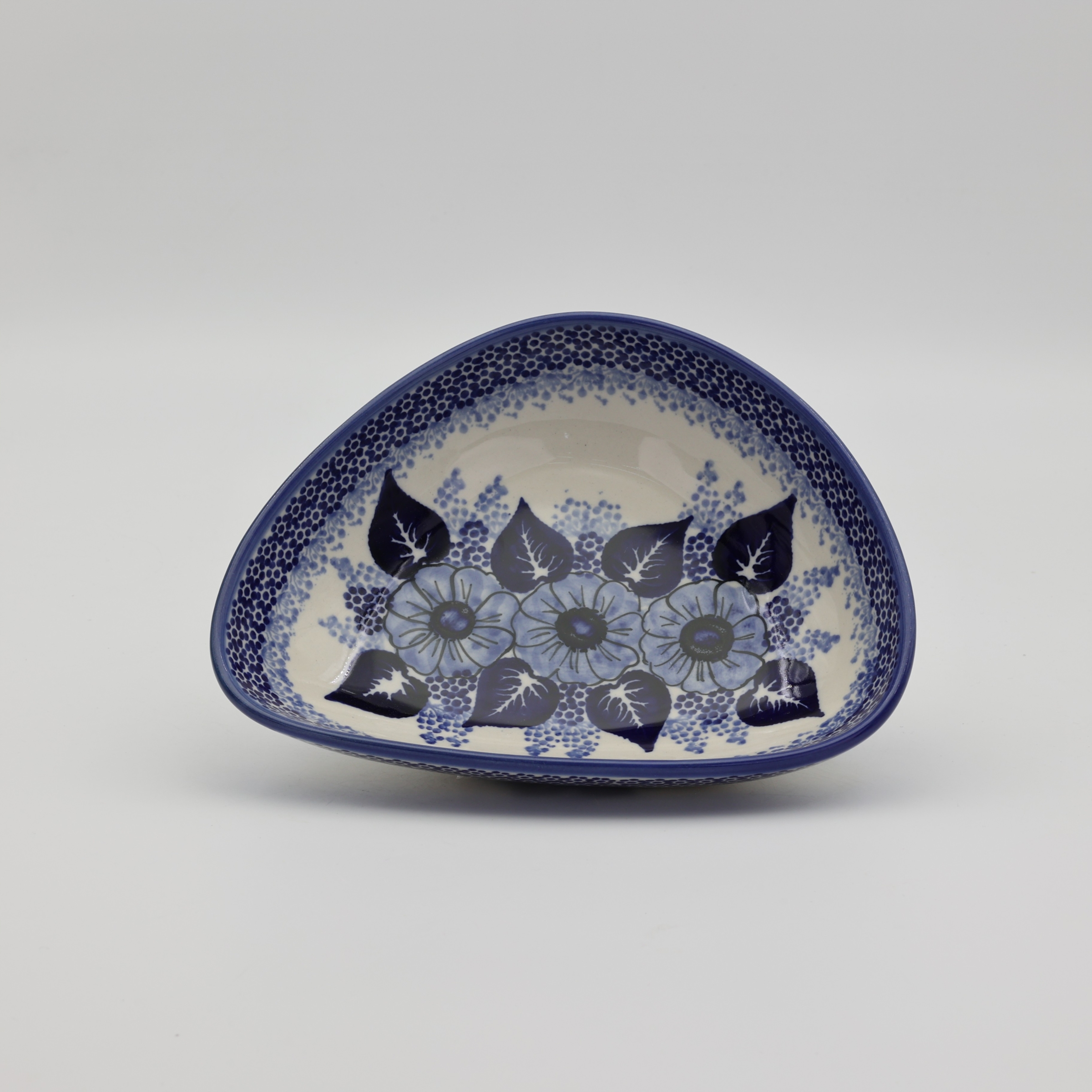 Ręcznie malowana miska ceramiczna z Bolesławca.