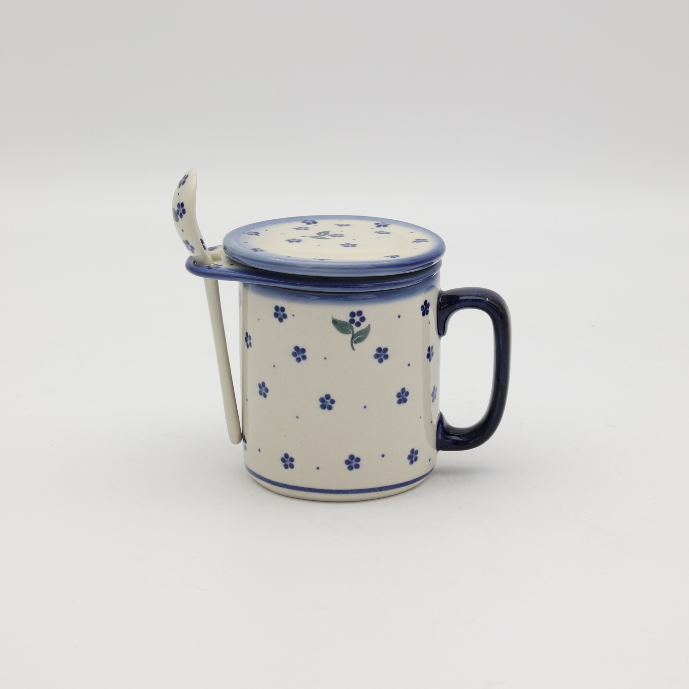 Ceramiczny kubek z zaparzaczem i pokrywką z Bolesławca, ręcznie malowany.