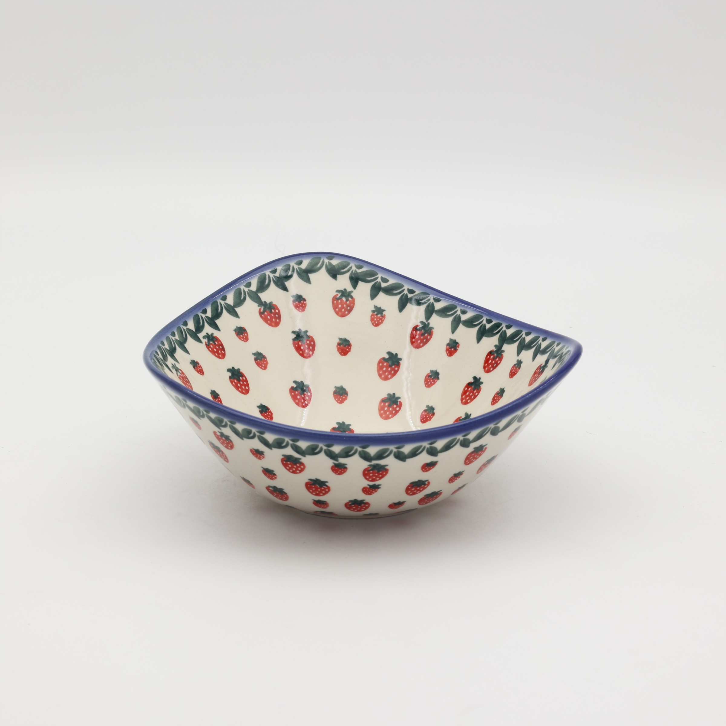 Ręcznie malowana ceramiczna miska z Bolesławca.