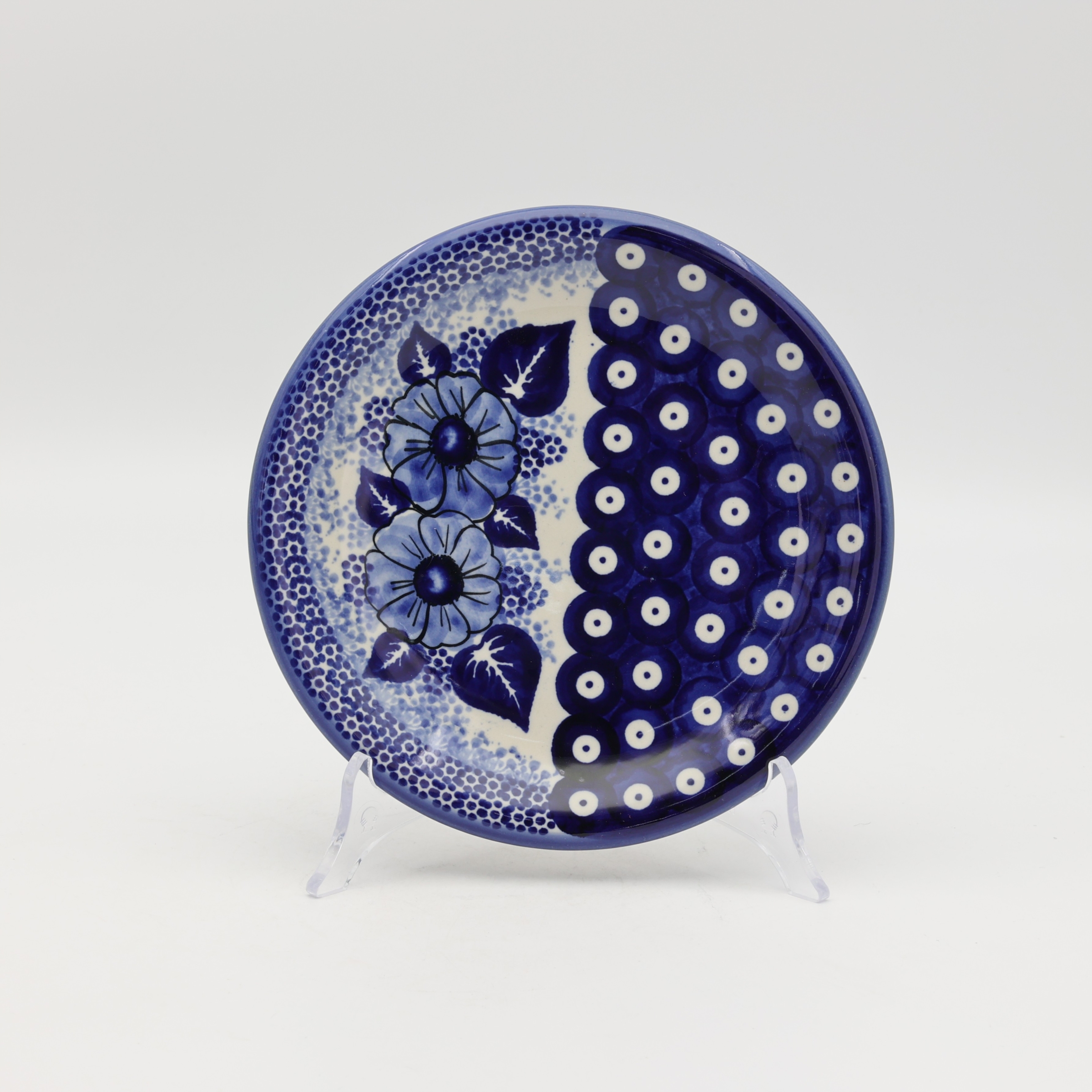 Ręcznie malowany ceramiczny talerz deserowy z Bolesławca w tradycyjny wzór.