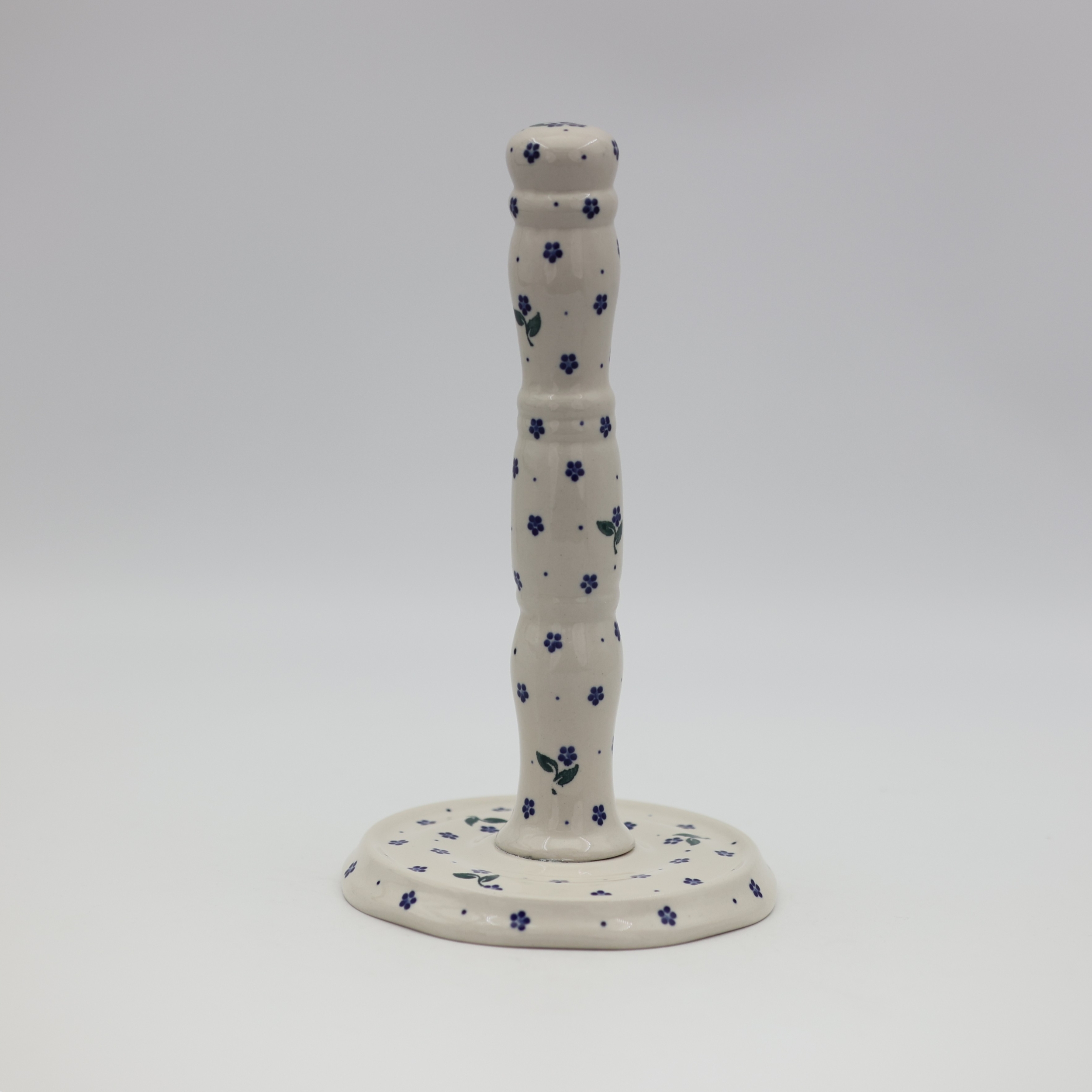 Ceramiczny stojak na ręcznik papierowy z ręcznie malowanym motywem dekoracyjnym.