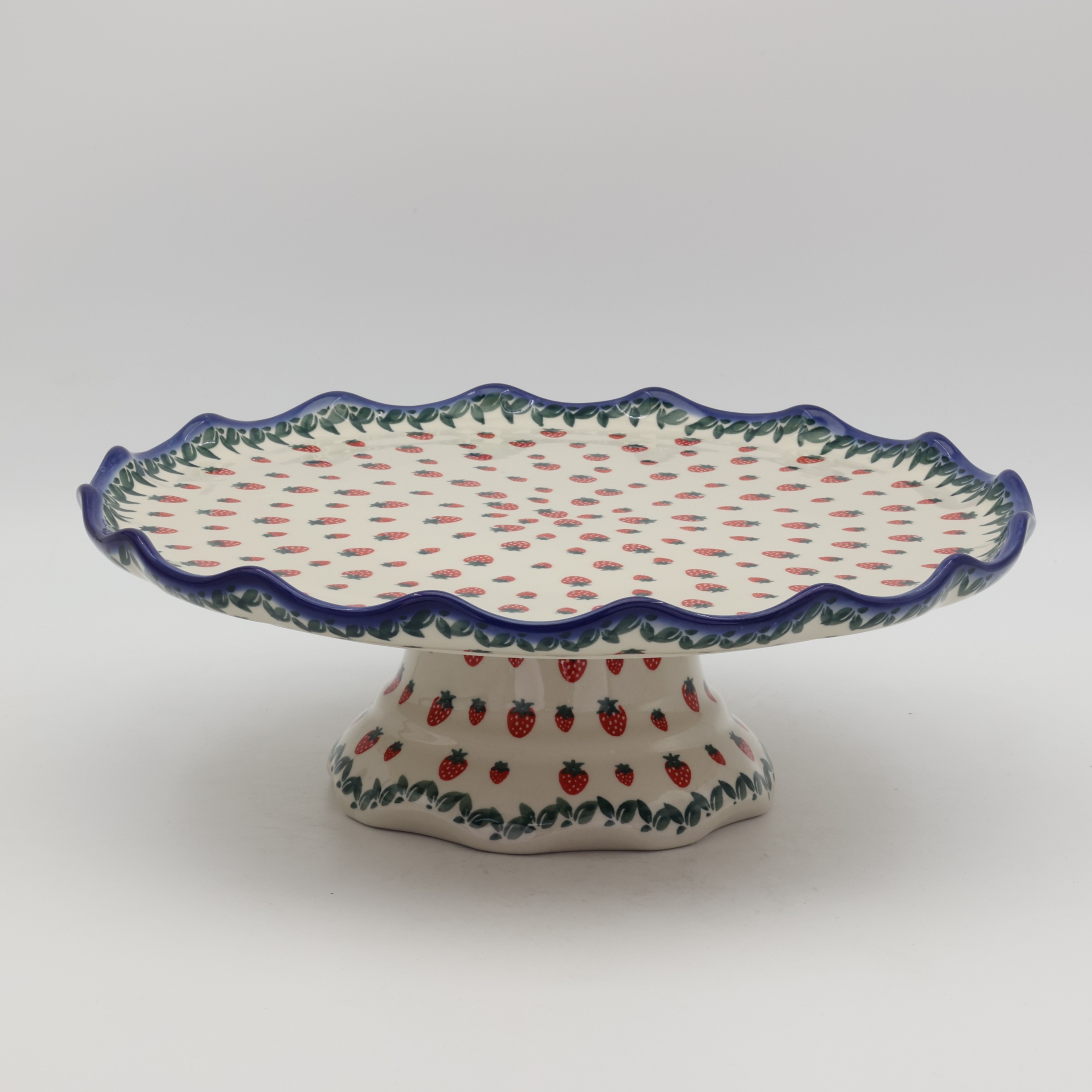 Ceramiczny talerz na ciasto z ręcznie malowanym motywem dekoracyjnym.